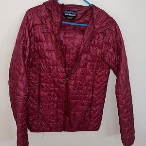 Lightweight Patagonia  down jacket with hood. Wine Warm without bulk, packable